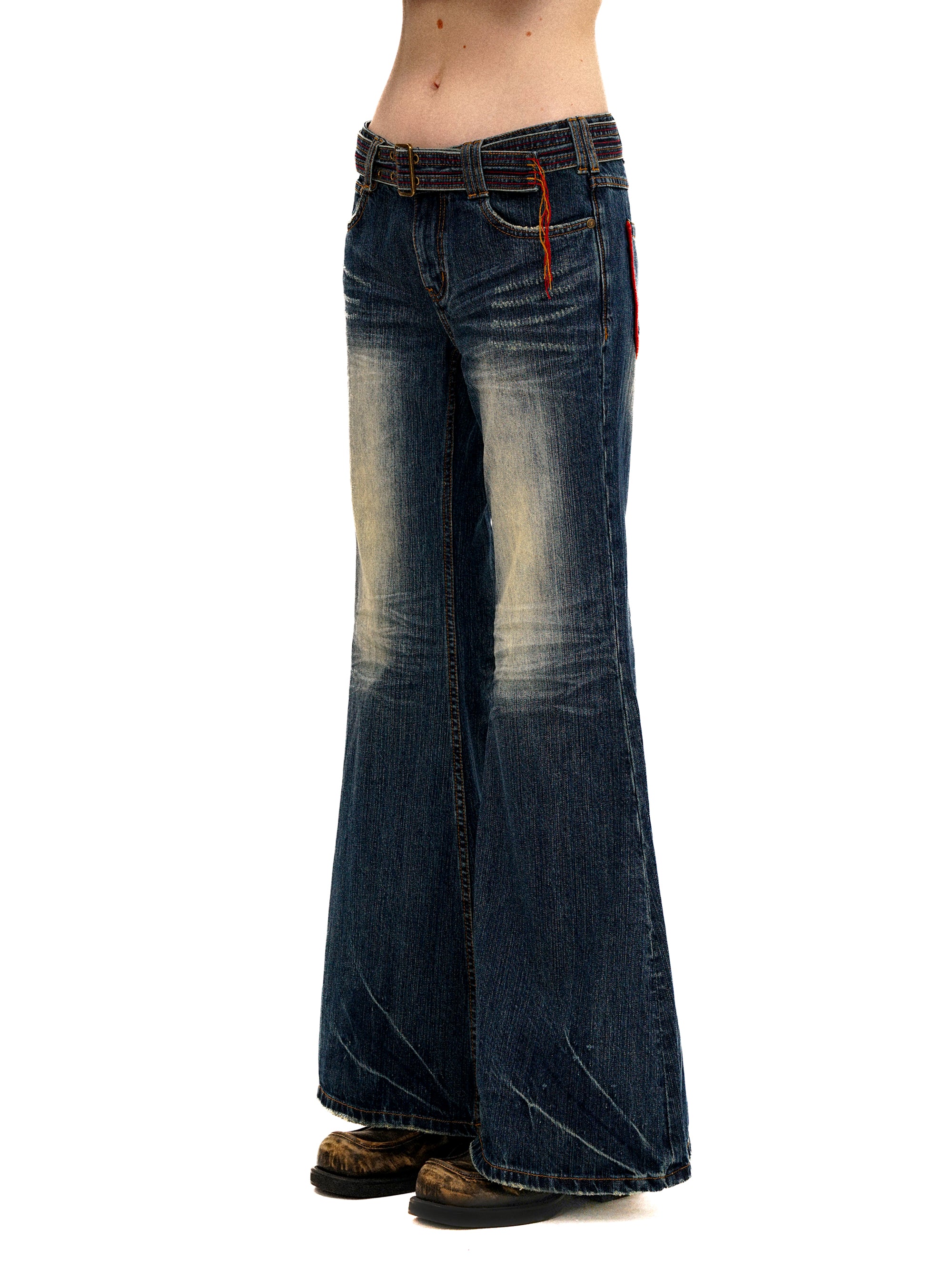 *Color-blocked flared jeans with stitching