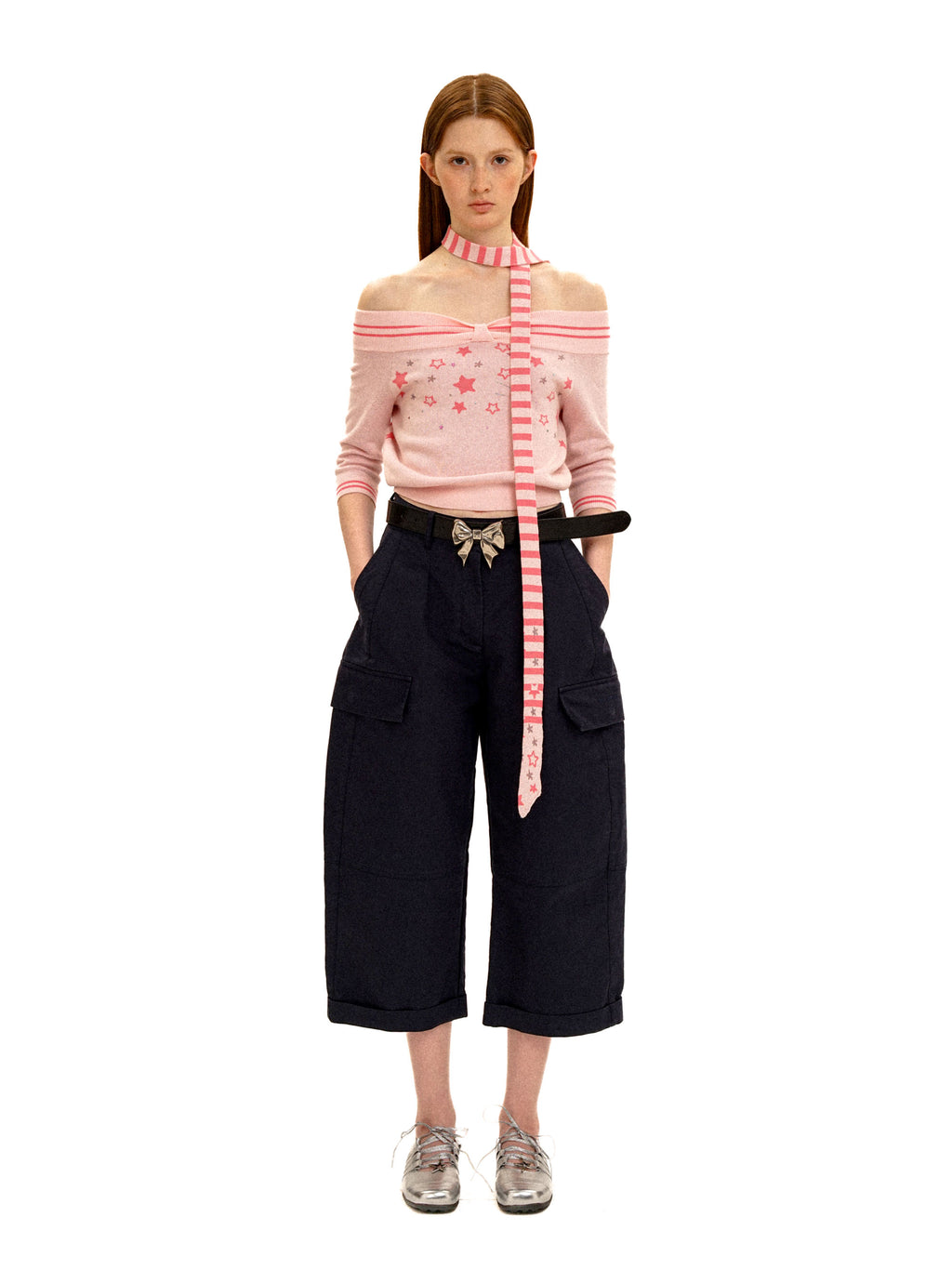 *Off-the-shoulder star-patterned short-sleeved knit top