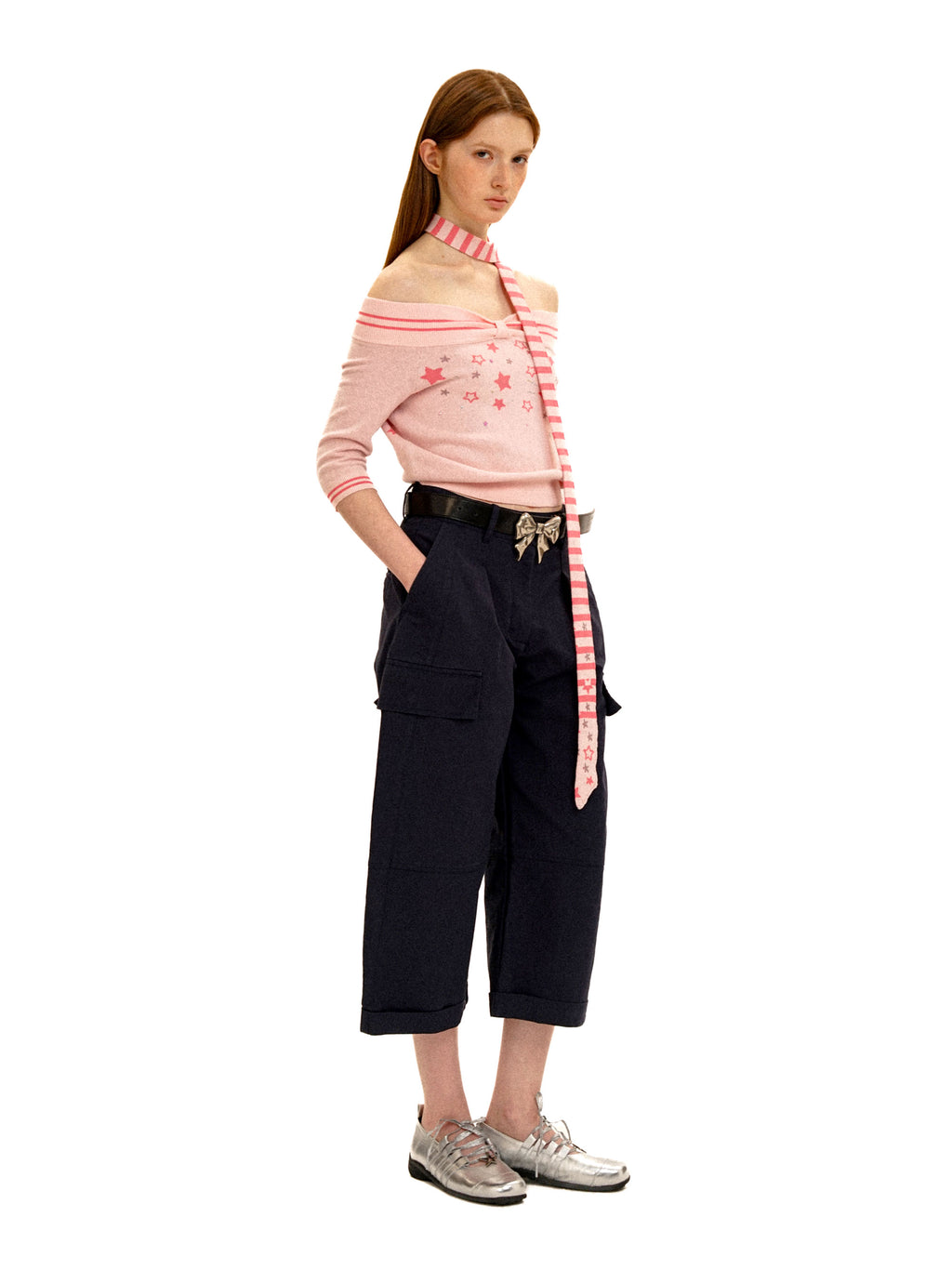 *Off-the-shoulder star-patterned short-sleeved knit top