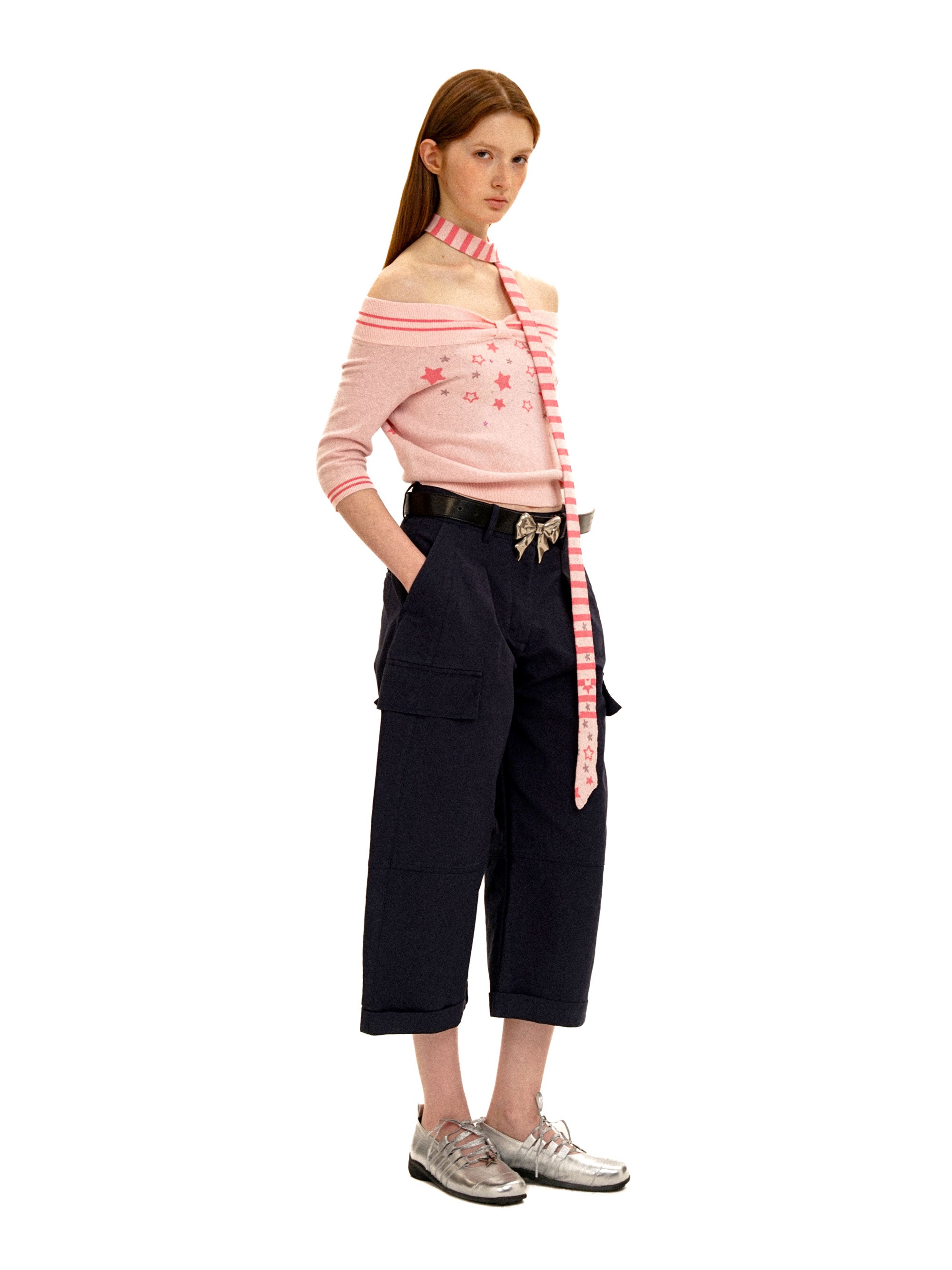 *Off-the-shoulder star-patterned short-sleeved knit top
