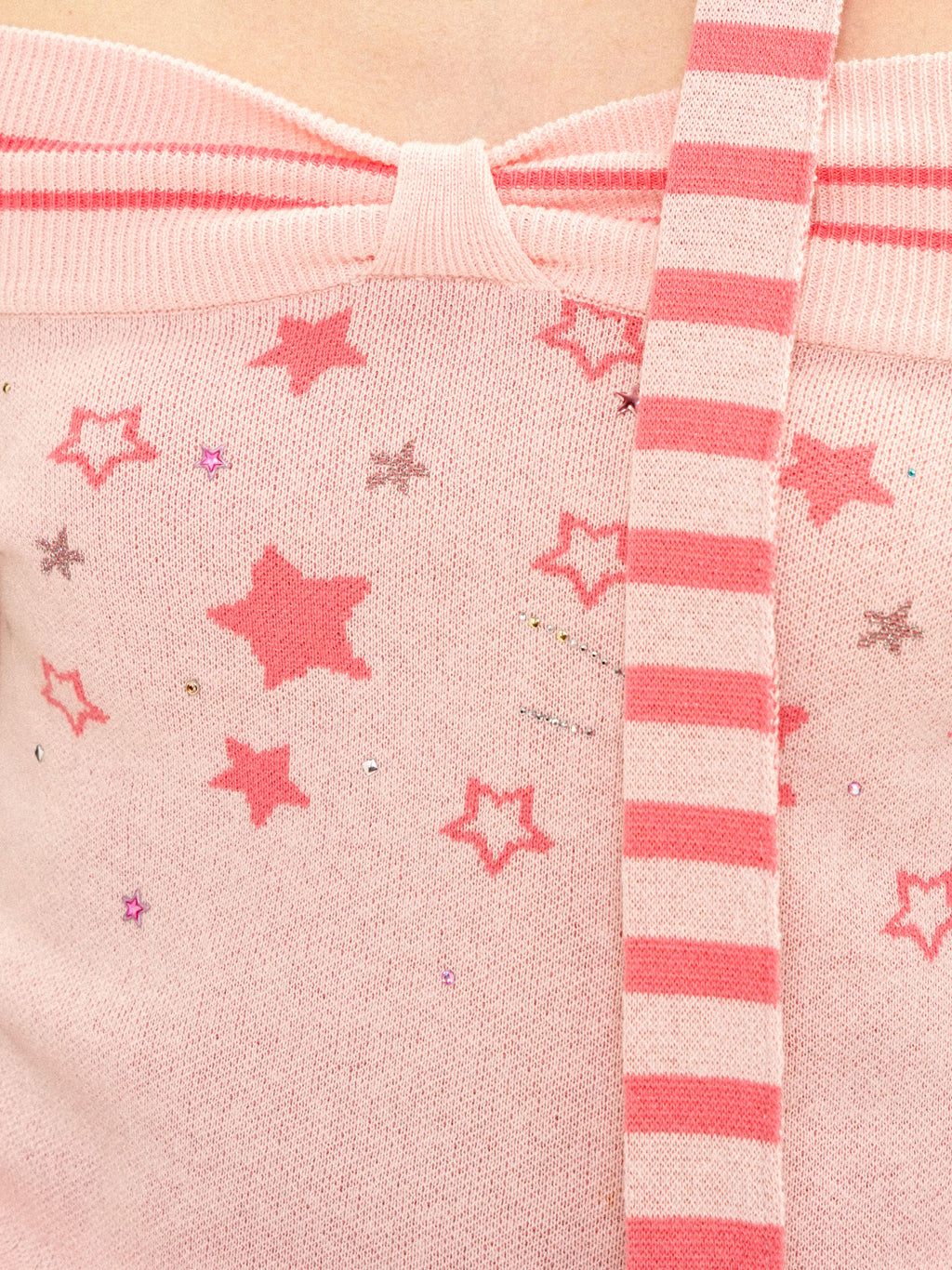 *Off-the-shoulder star-patterned short-sleeved knit top