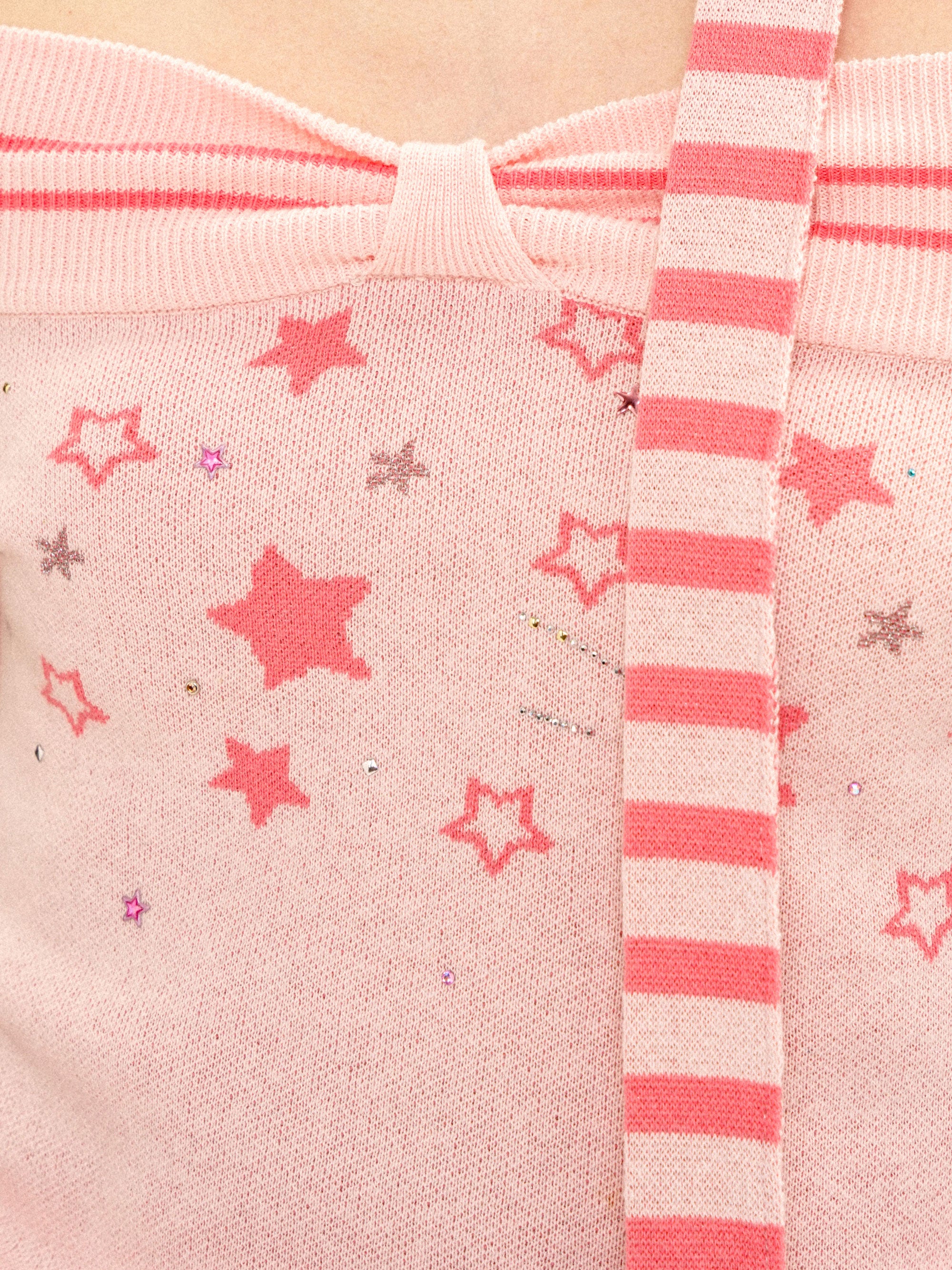 *Off-the-shoulder star-patterned short-sleeved knit top