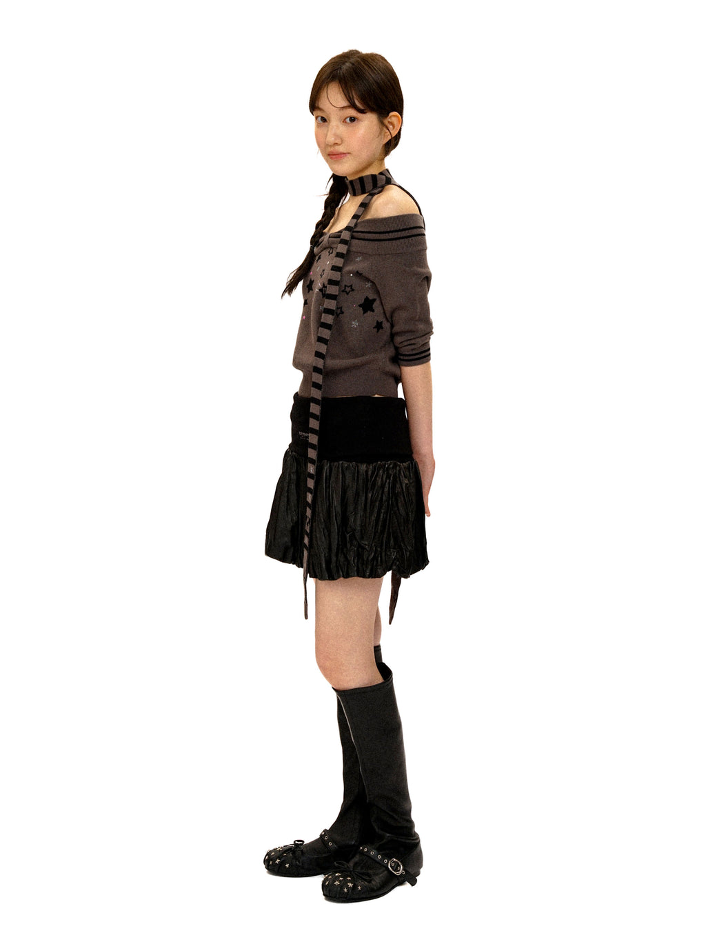 *Off-the-shoulder star-patterned short-sleeved knit top