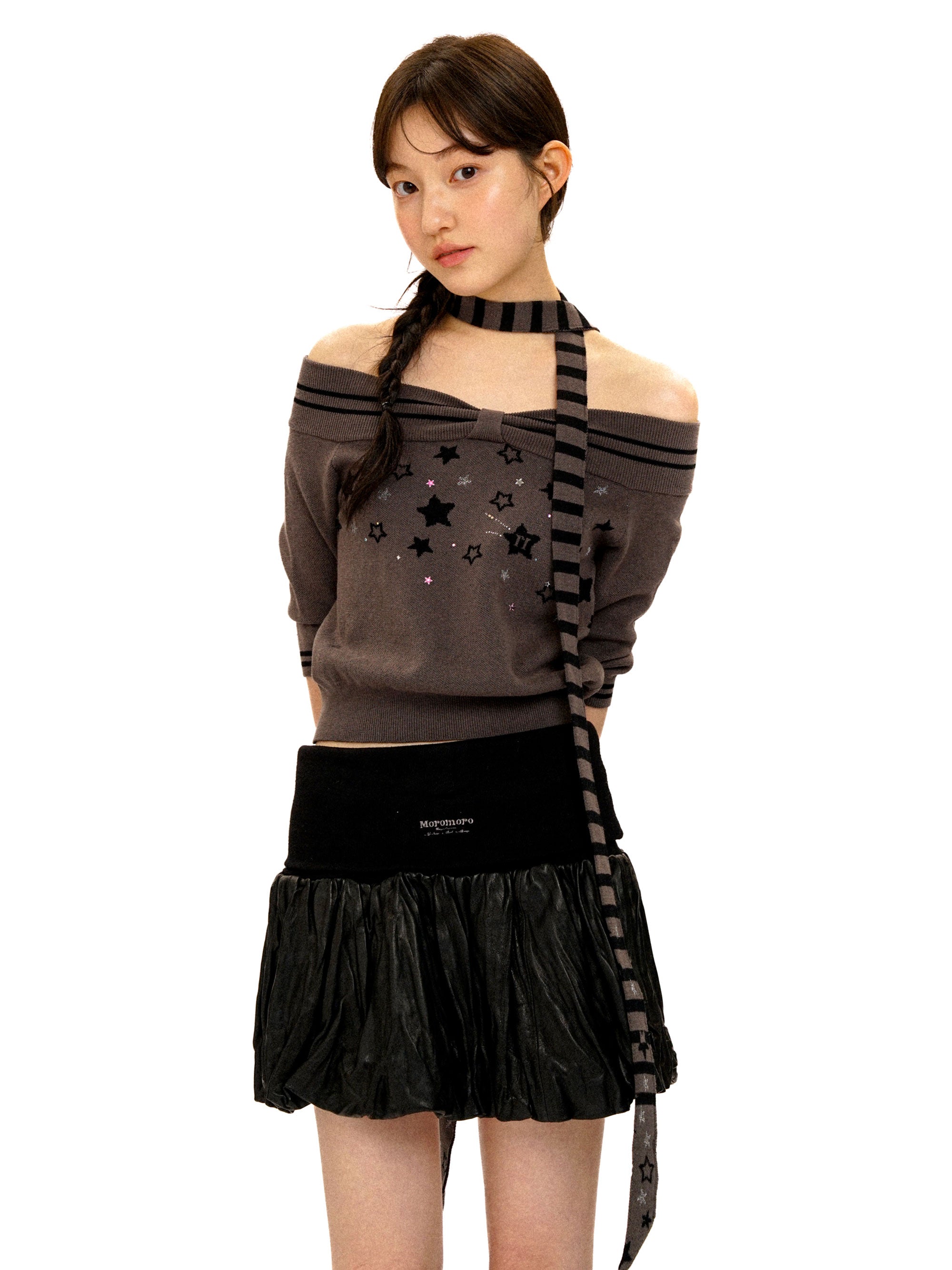 *Off-the-shoulder star-patterned short-sleeved knit top