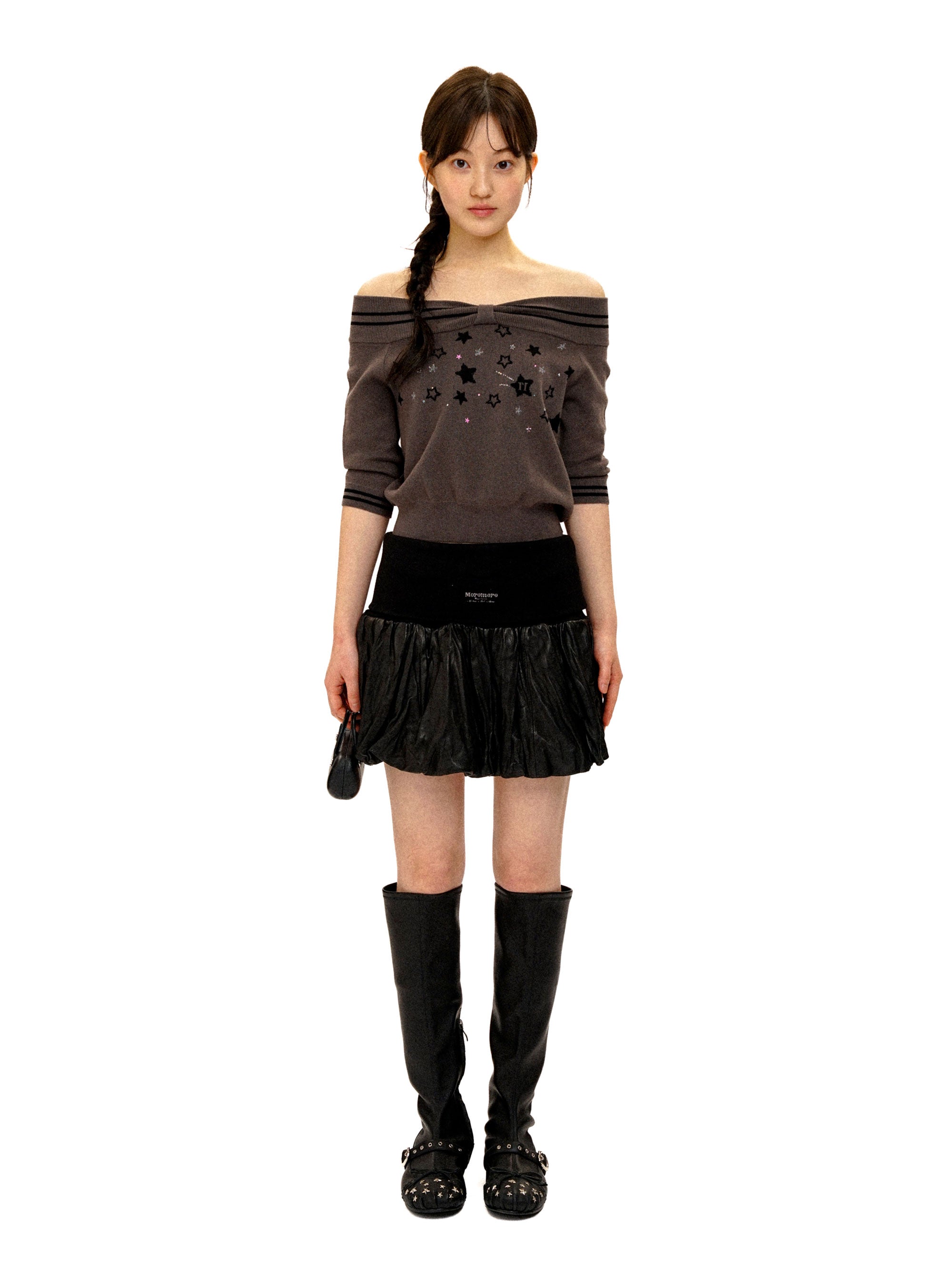 *Off-the-shoulder star-patterned short-sleeved knit top