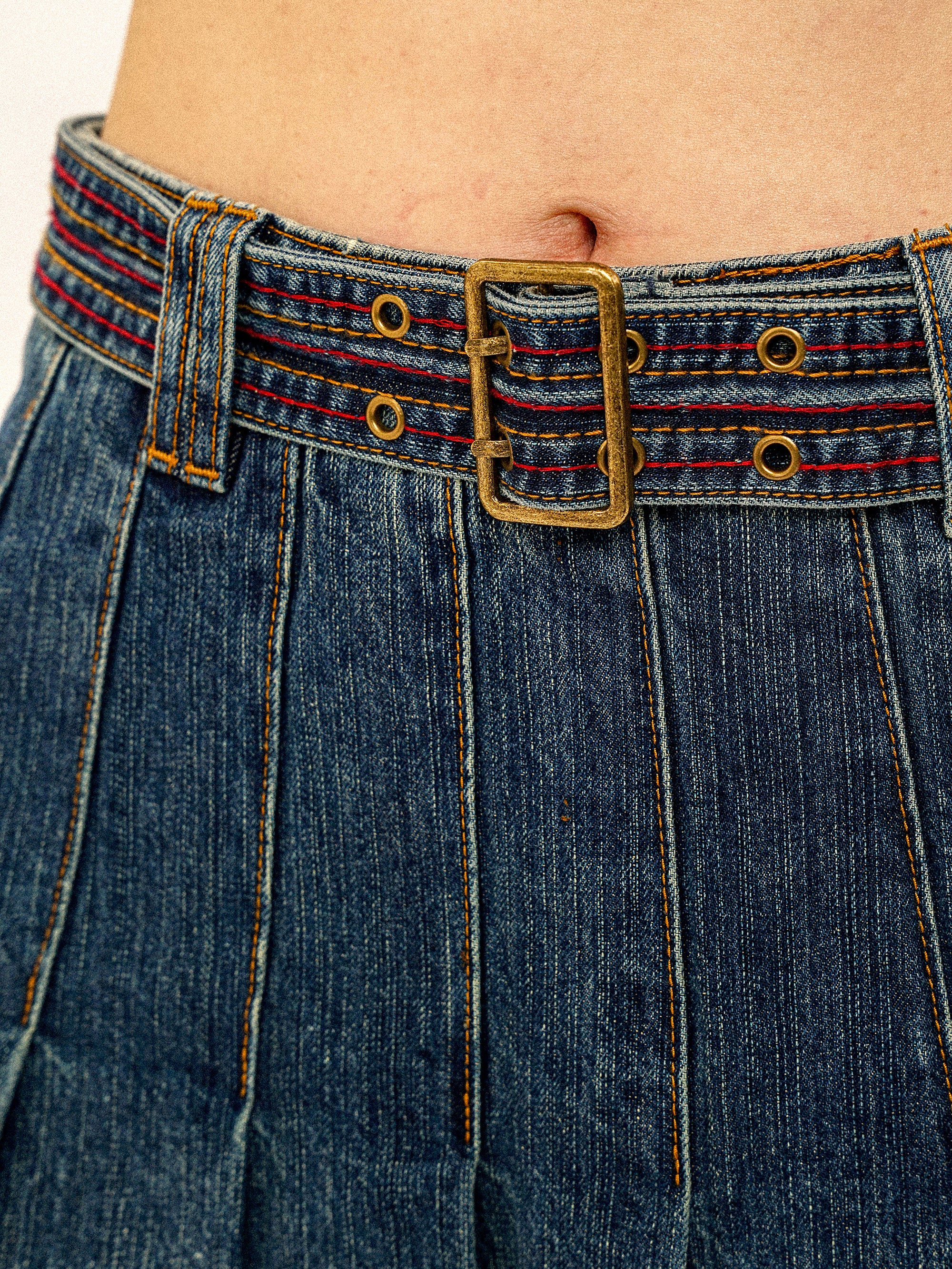 *Colorful chain-belted denim pleated skirt