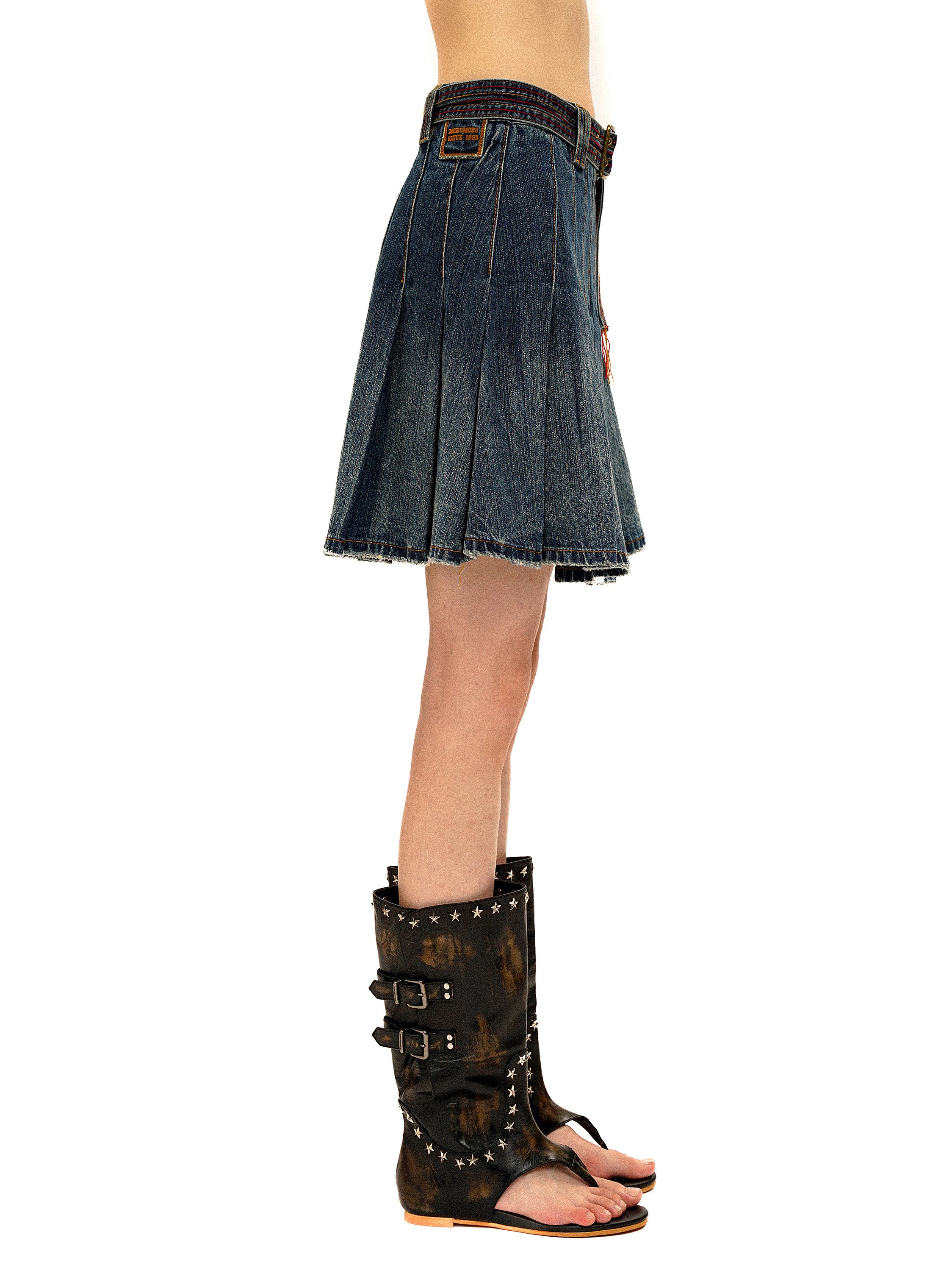 *Colorful chain-belted denim pleated skirt