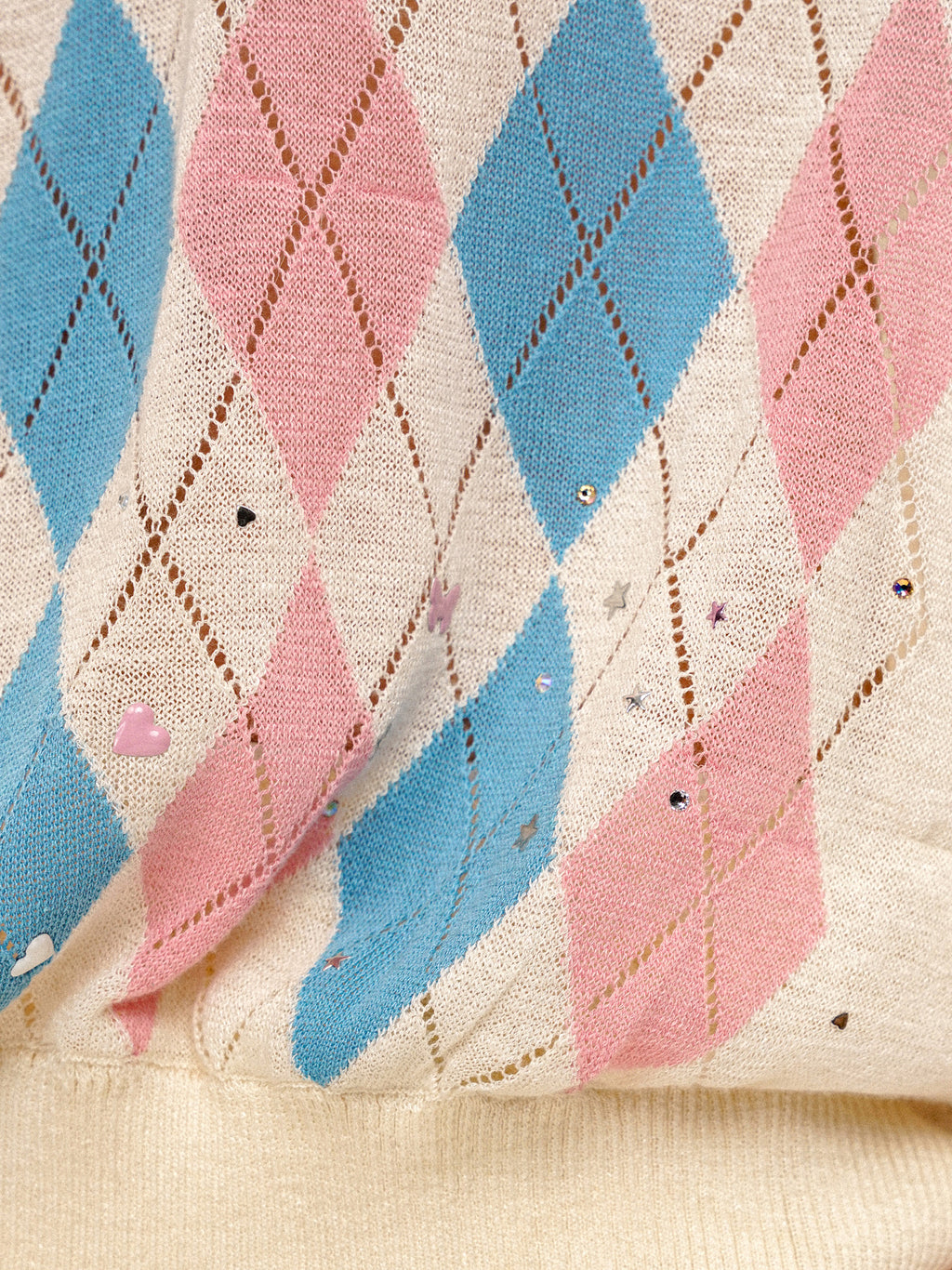 *Springtime diamond V-neck sweater