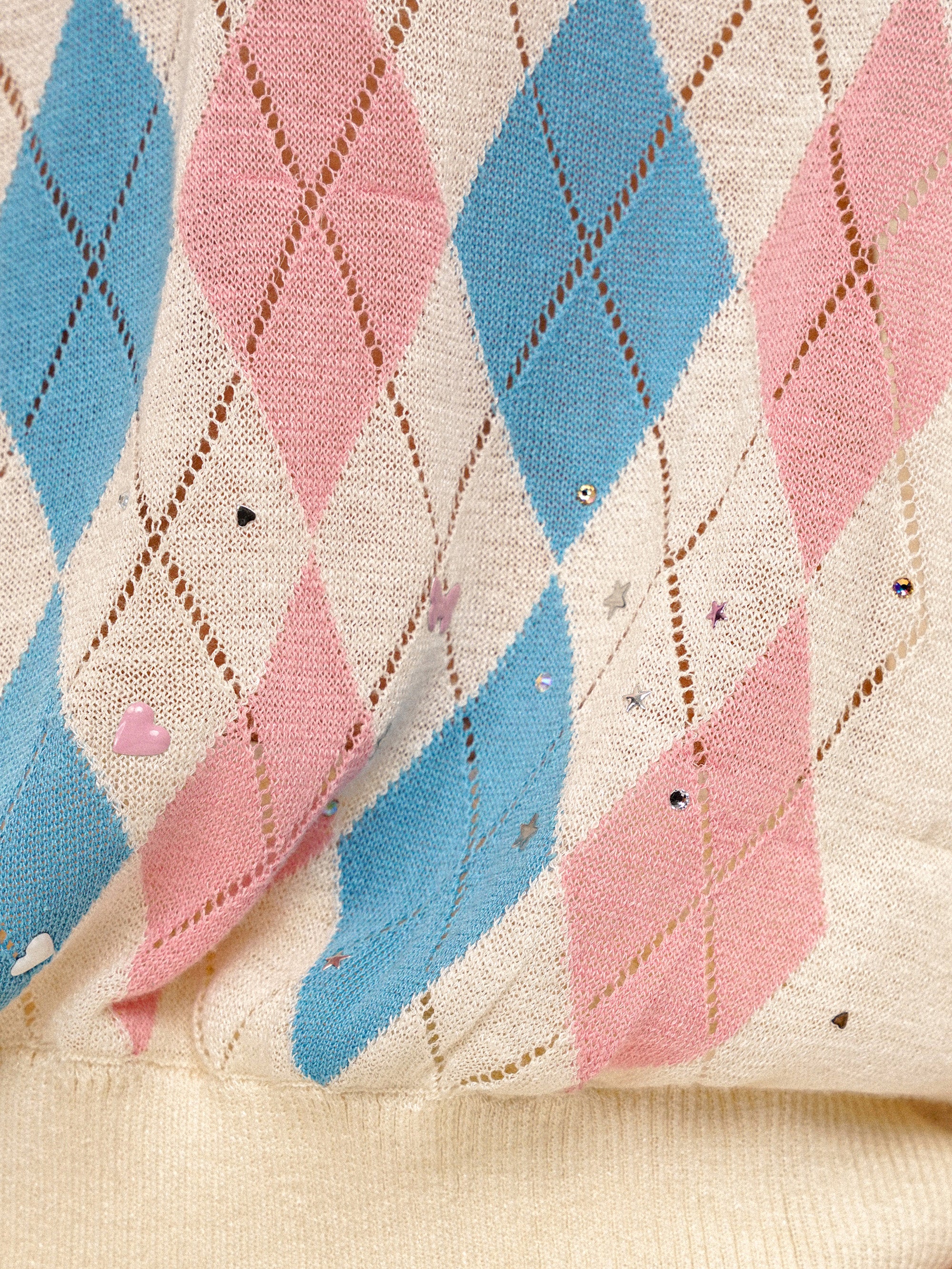 *Springtime diamond V-neck sweater