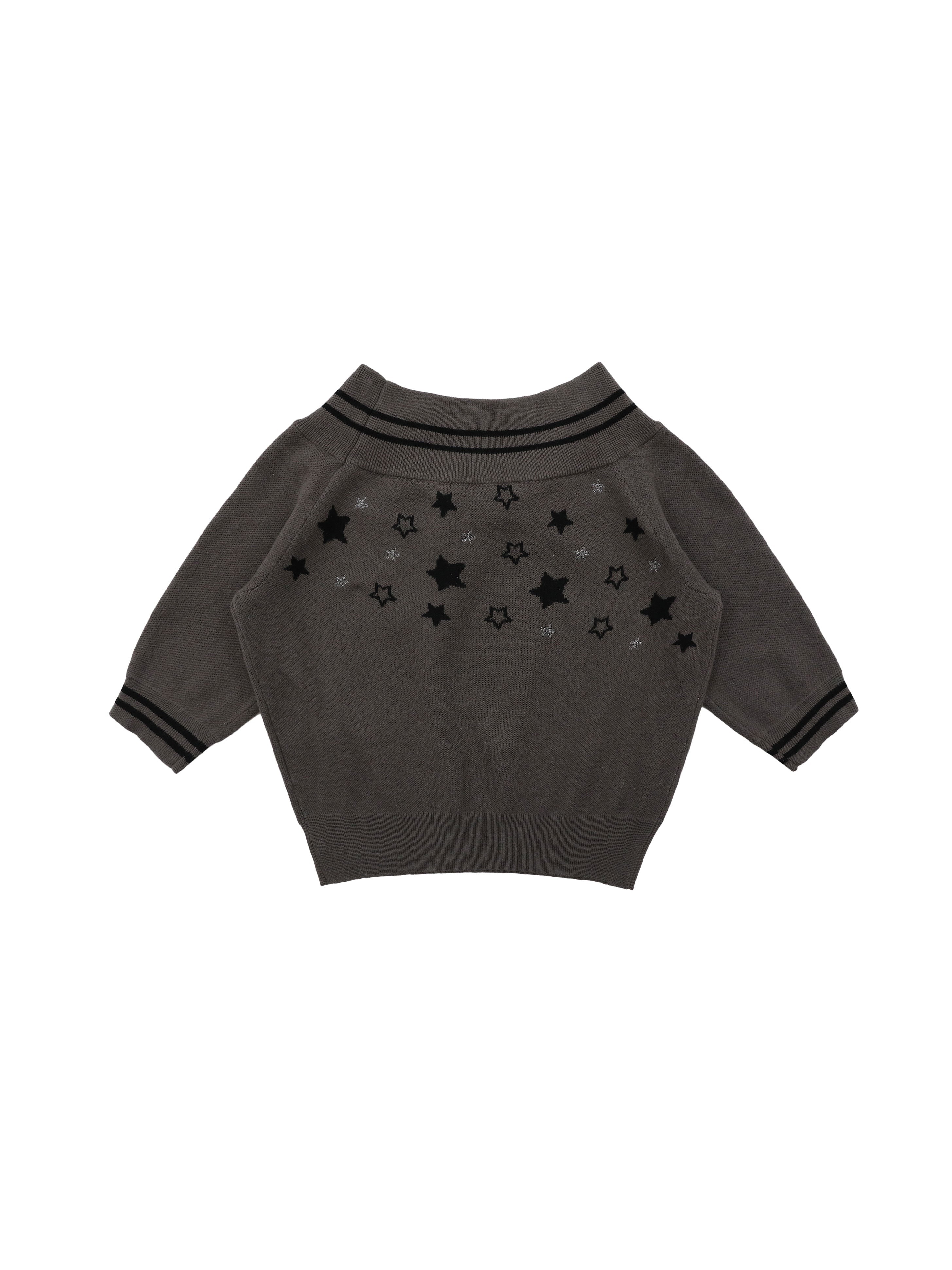 *Off-the-shoulder star-patterned short-sleeved knit top